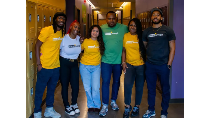 Anthony Hargrove con miembros de la comunidad en una escuela.