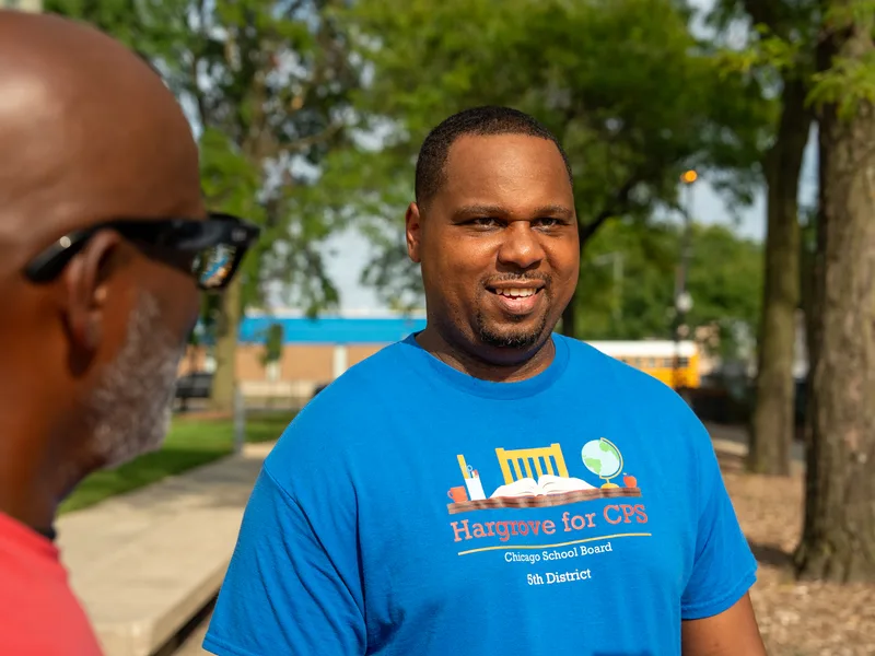 Anthony Hargrove con camisa azul mirando hacia la cámara al aire libre.