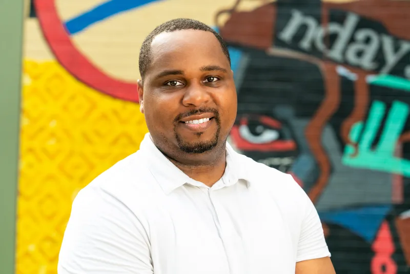 Anthony Hargrove de medio perfil con un polo blanco junto a un mural.