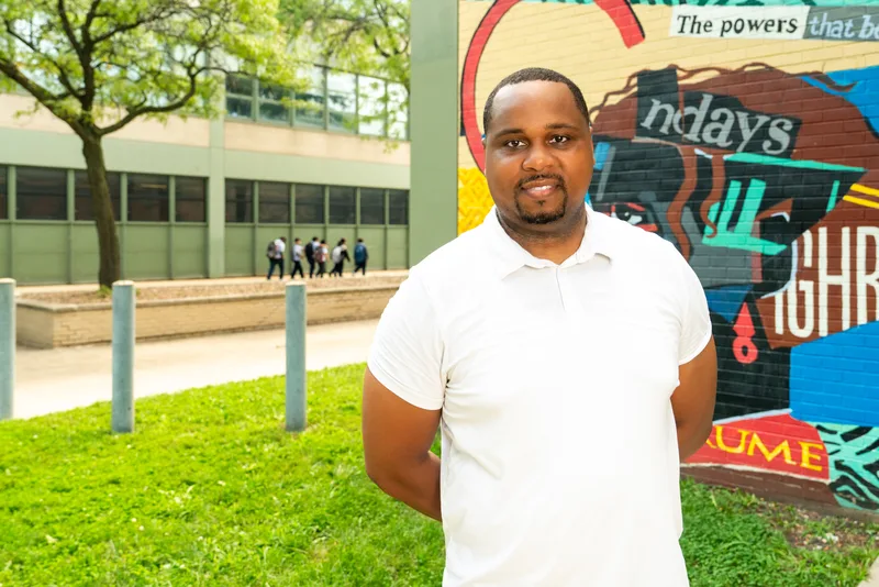 Anthony Hargrove con un polo blanco junto a un mural colorido.