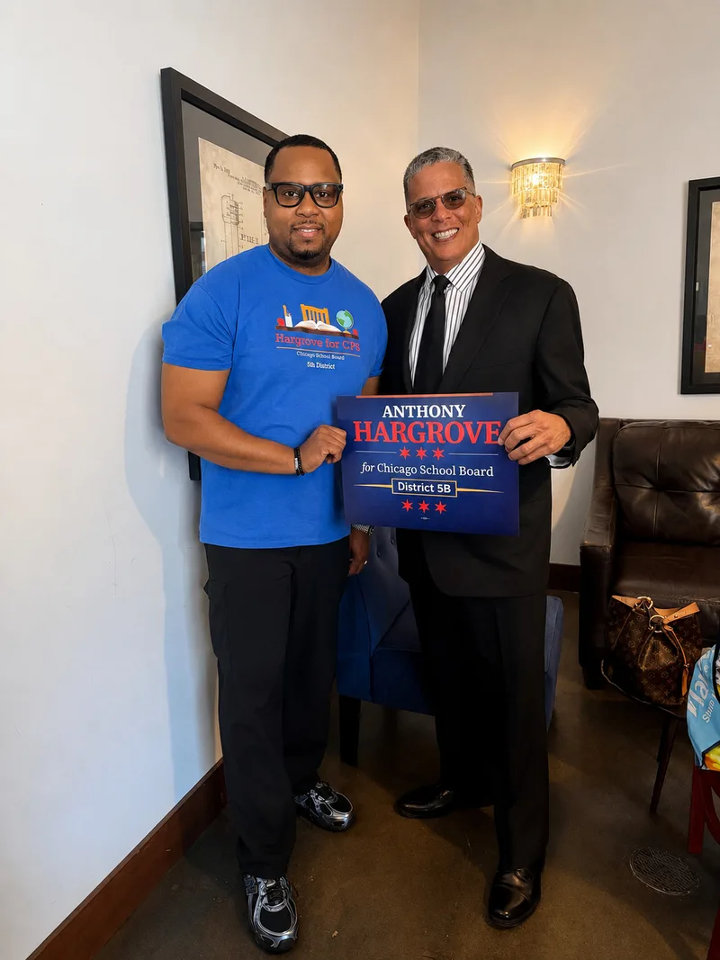 Anthony Hargrove de pie junto a un hombre con vestimenta formal que sostiene un cartel de la campaña de Anthony Hargrove.