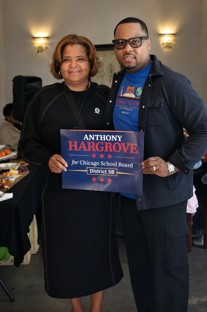 Anthony Hargrove de pie junto a una mujer que sostiene un cartel de la campaña de Anthony Hargrove.